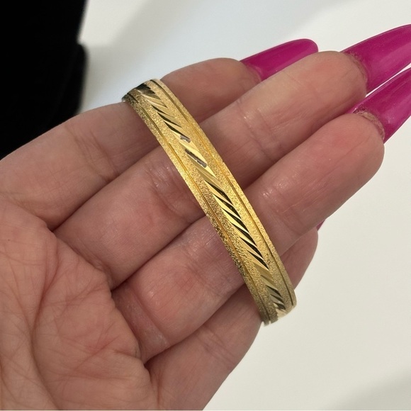 Trifari gold tone etched bracelet - Picture 4 of 8